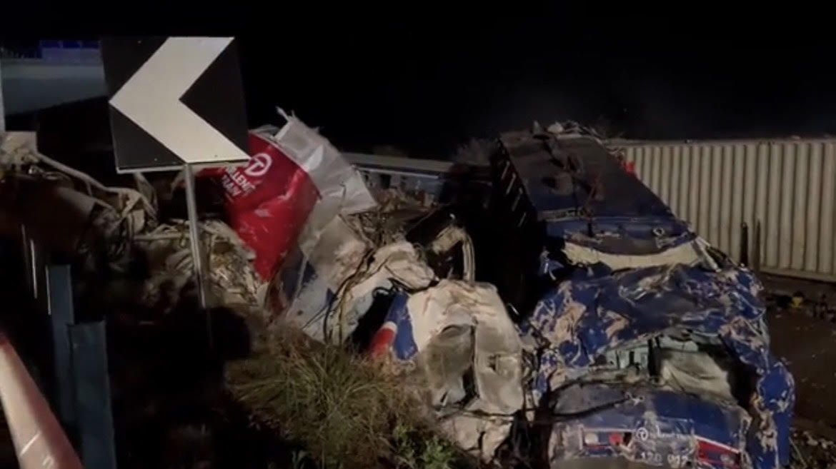 O maior choque ferroviário da Grécia faz mais de 36 mortos. Dois comboios colidiram, descarrilaram e incendiaram-se