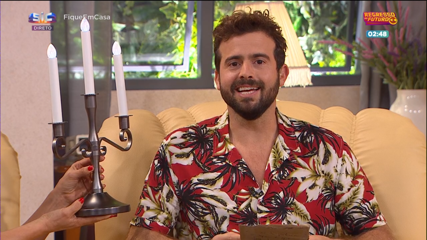 Bruno Nogueira desafiou Manzarra a dizer um poema no seu programa da SIC. E ele cumpriu — veja o vídeo