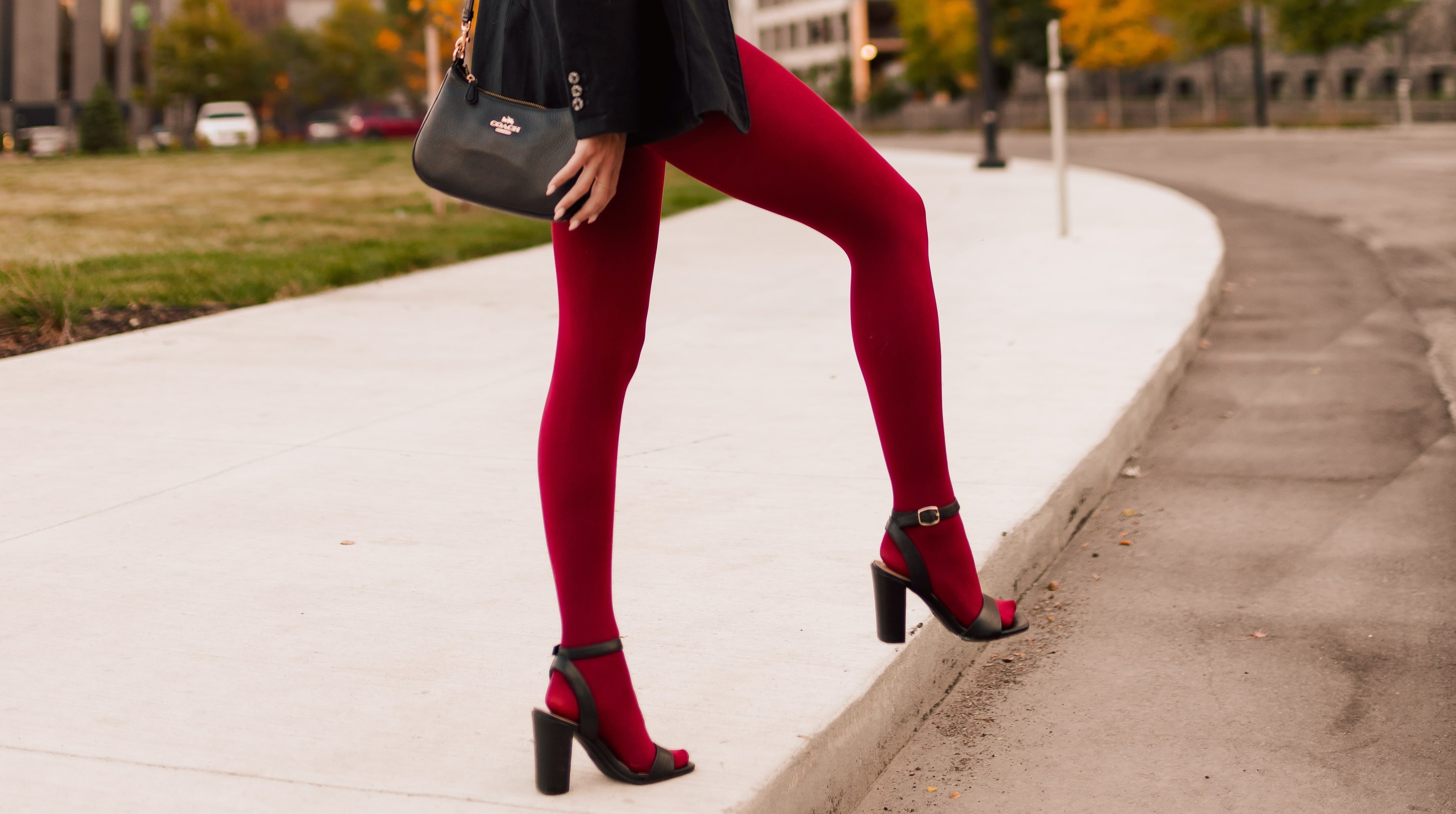 Vermelhos, mas não só. Os collants coloridos são tendência e nós temos 10 opções (desde 3,45€)