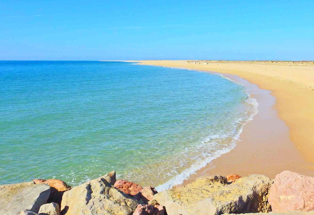 Esta é a praia com a água mais quente de Portugal (com um areal extenso e sem multidões)