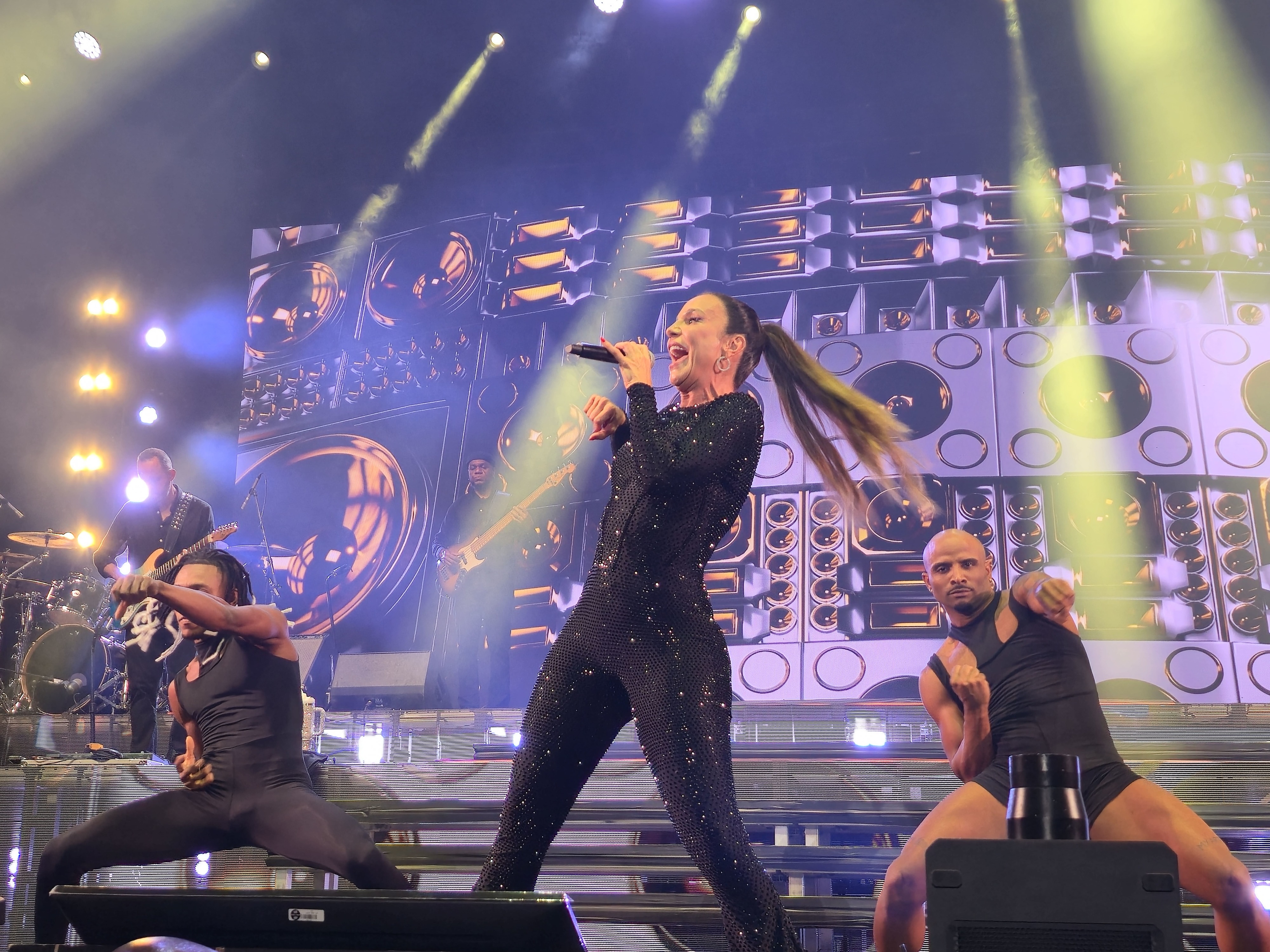 Ainda é a Veveta que tá no comando? Fomos ao “show de família” dos 30 anos de carreira (com 40 músicas)