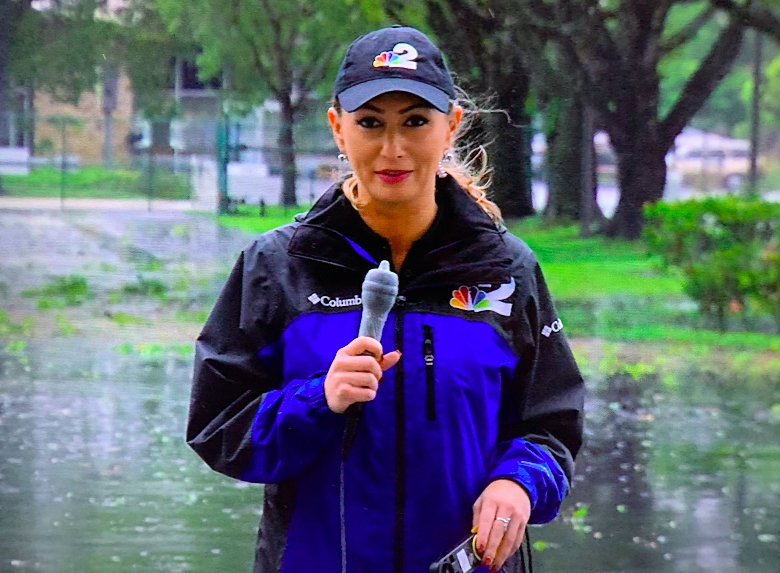 Repórter põe preservativo no microfone durante reportagem no meio do furacão Ian