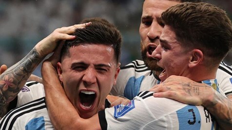 “Dou-te um rim, juro, o que pedires, mas isto não”. Pai recusa-se a falhar jogo do Mundial para ver graduação da filha