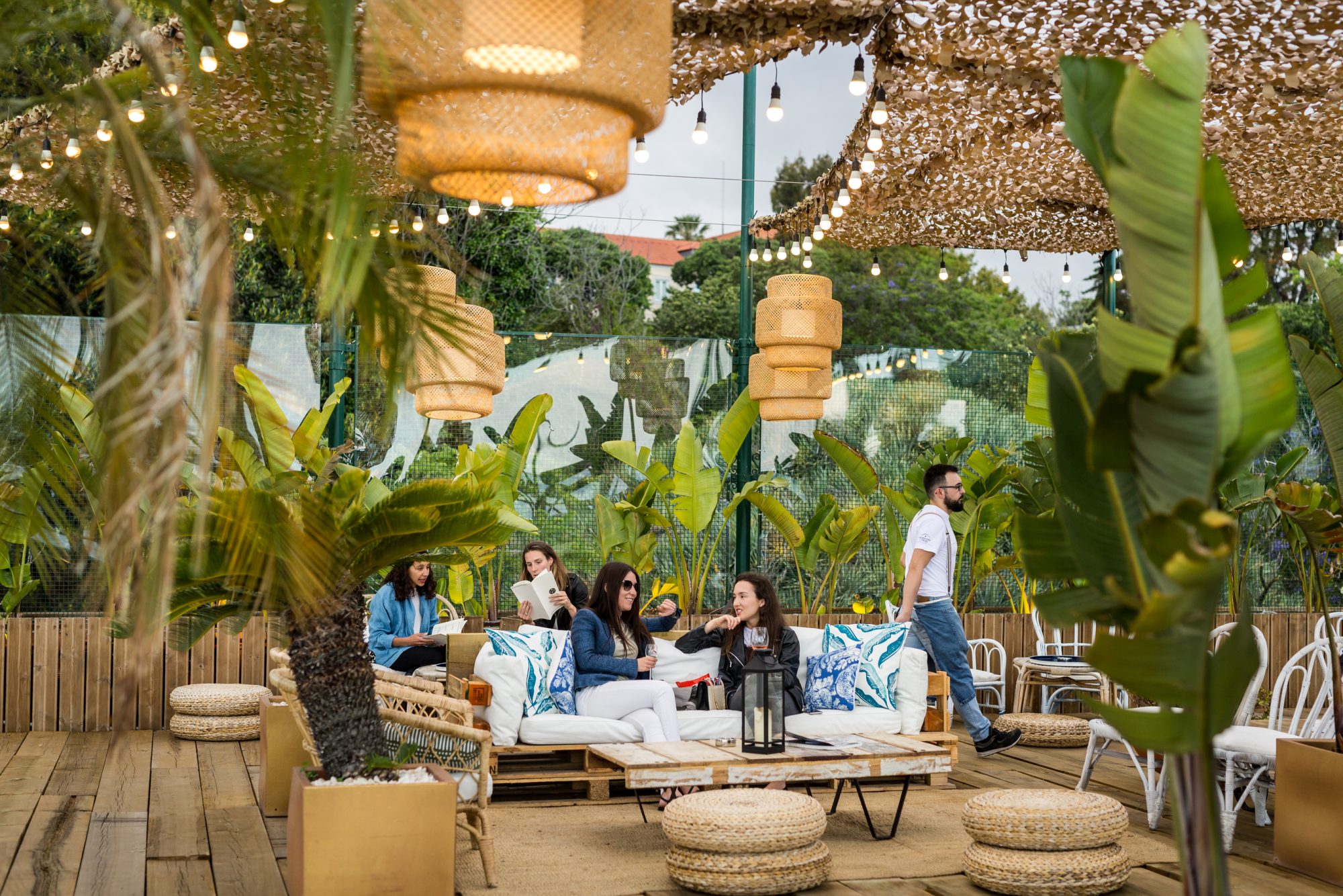 Novo Ferroviário. O terraço de 500 m2, a decoração tropical, os cocktails e o melhor guacamole de Lisboa