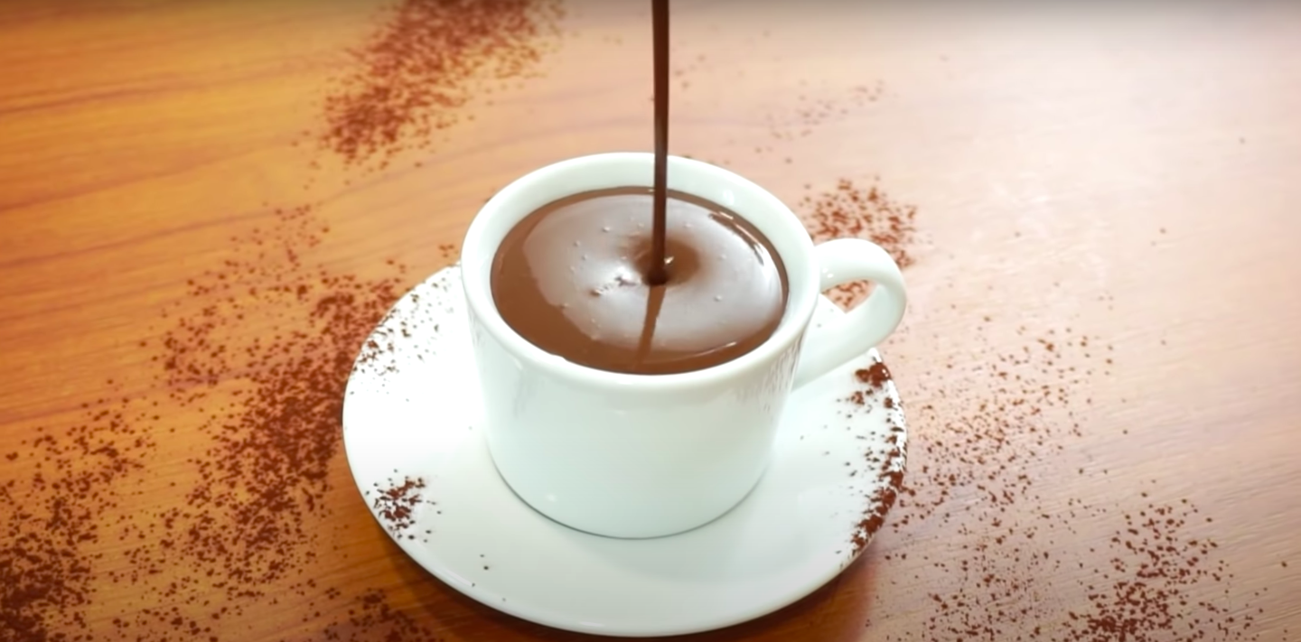 Aprenda a fazer o melhor chocolate quente do mundo. Demora 1 minuto — veja a receita