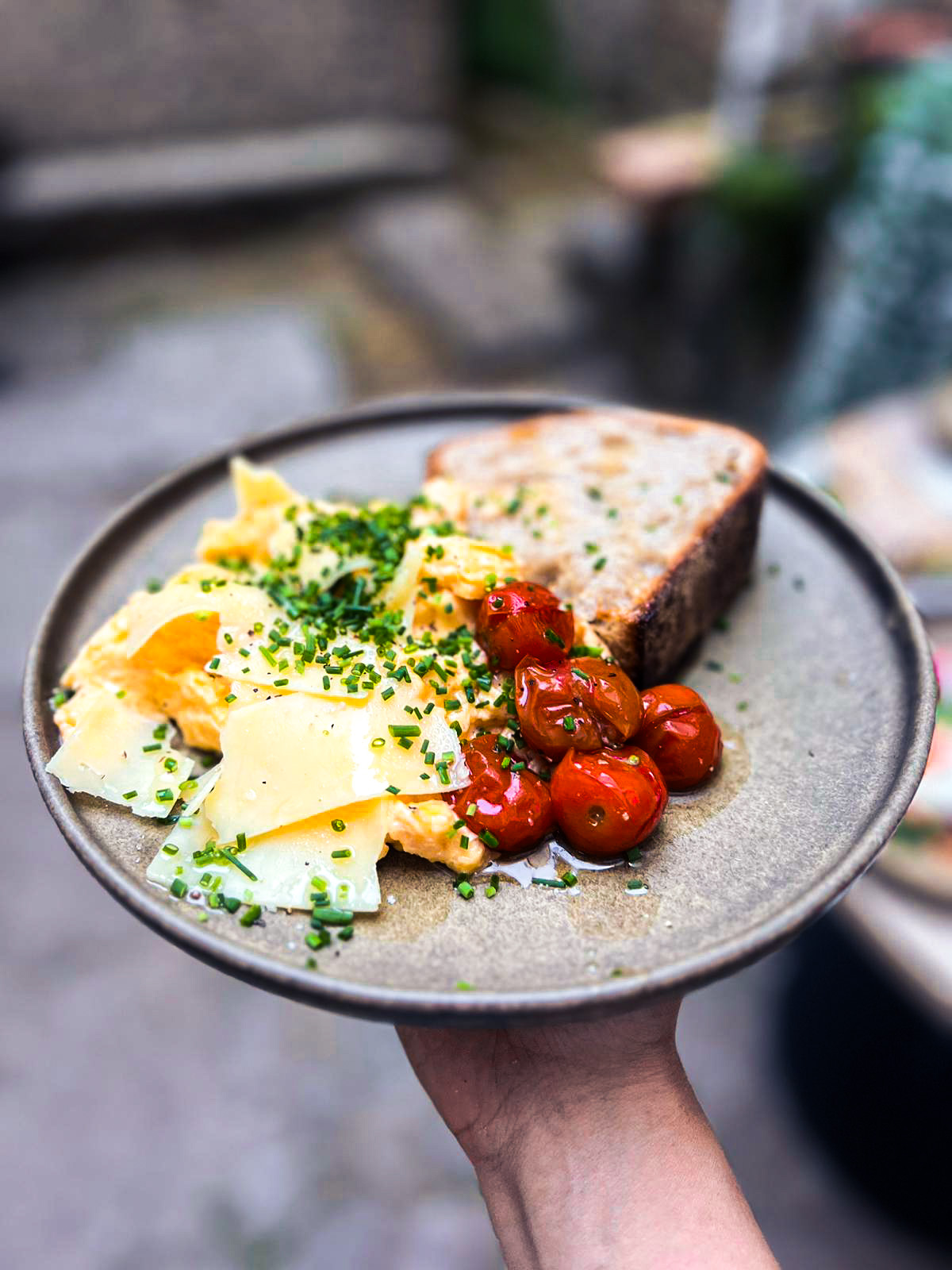 Tem de ir conhecer este novo spot de tapas e petiscos em Braga (e provar as migas de broa)