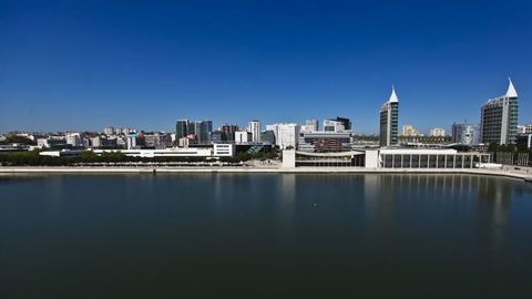 Pais de criança que caiu do 21º andar em Lisboa ficam detidos