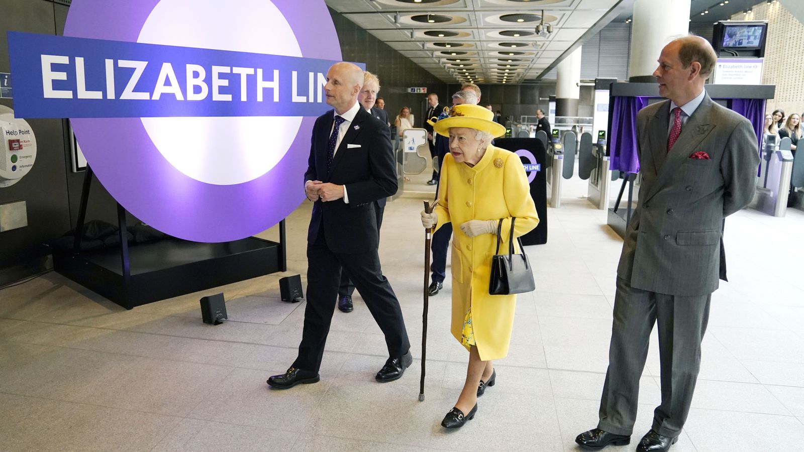 Bela e amarela. Rainha Isabel II faz visita surpresa para inaugurar linha de metro com o seu nome