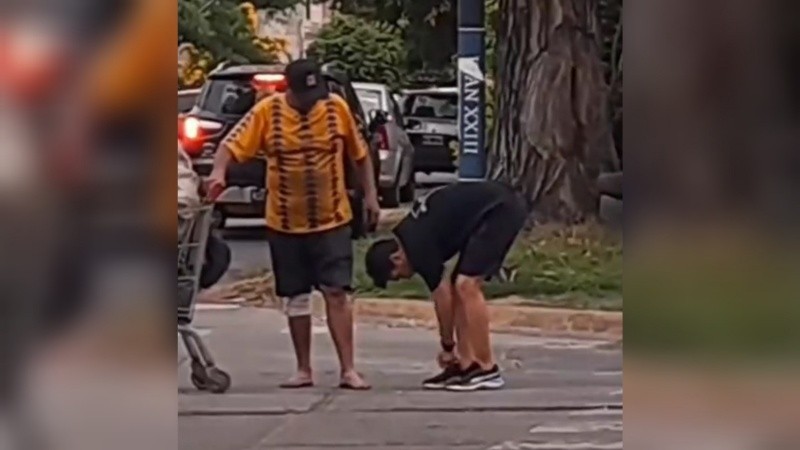 Descalçou-se e ofereceu os próprios ténis a um homem pobre que recolhia cartão na rua. Veja o vídeo