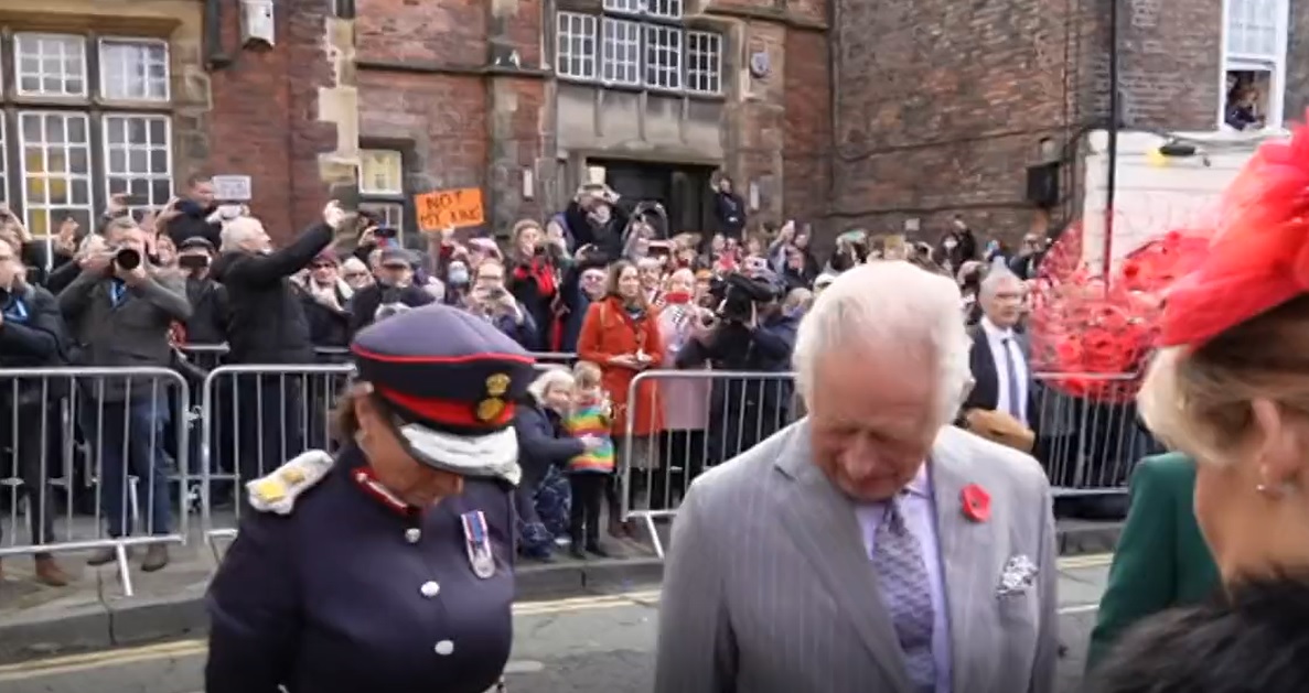 Rei Carlos III e rainha consorte atingidos por ovos. Ativista já foi detido (veja o vídeo)