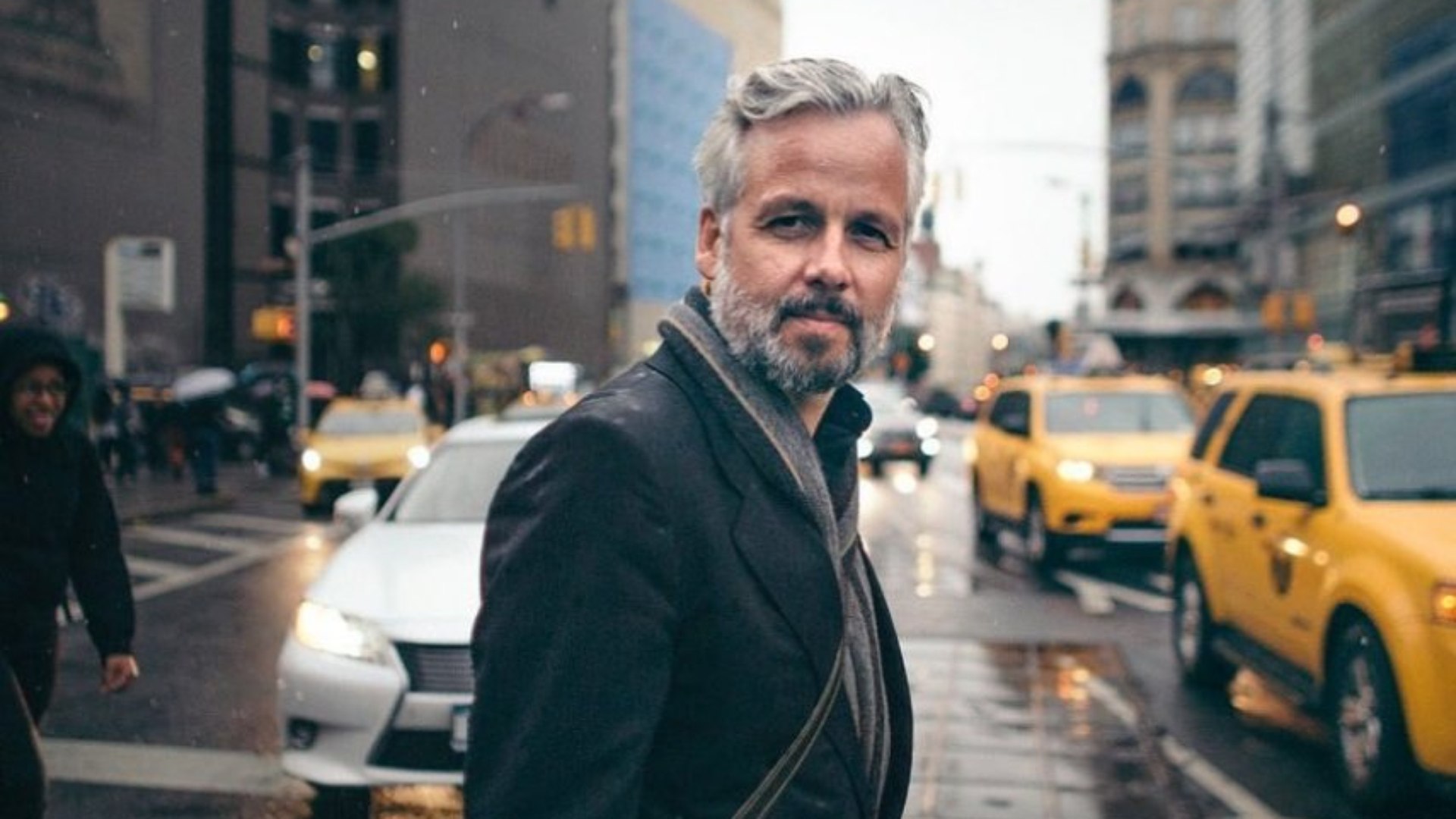 Morreu o escritor que acusou Kevin Spacey de assédio sexual