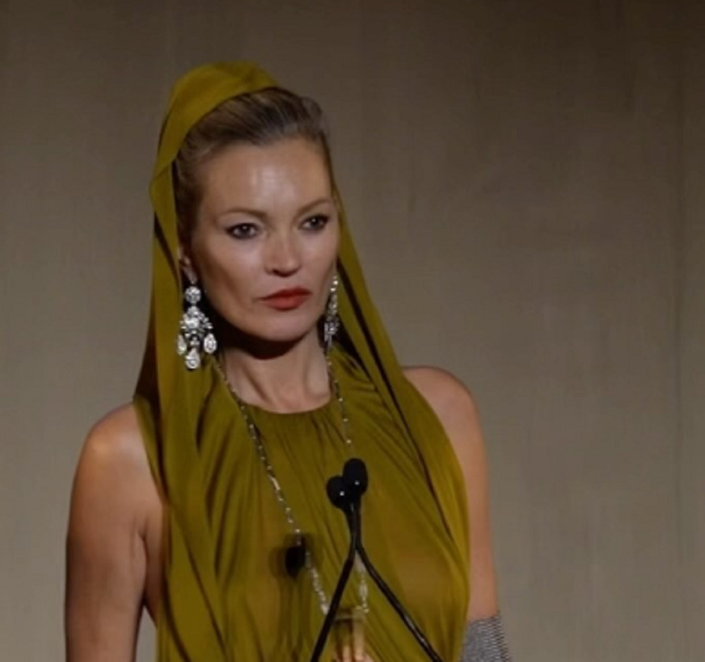 O que é que se passa com Kate Moss? Ex-top model faz discurso incoerente e com voz arrastada