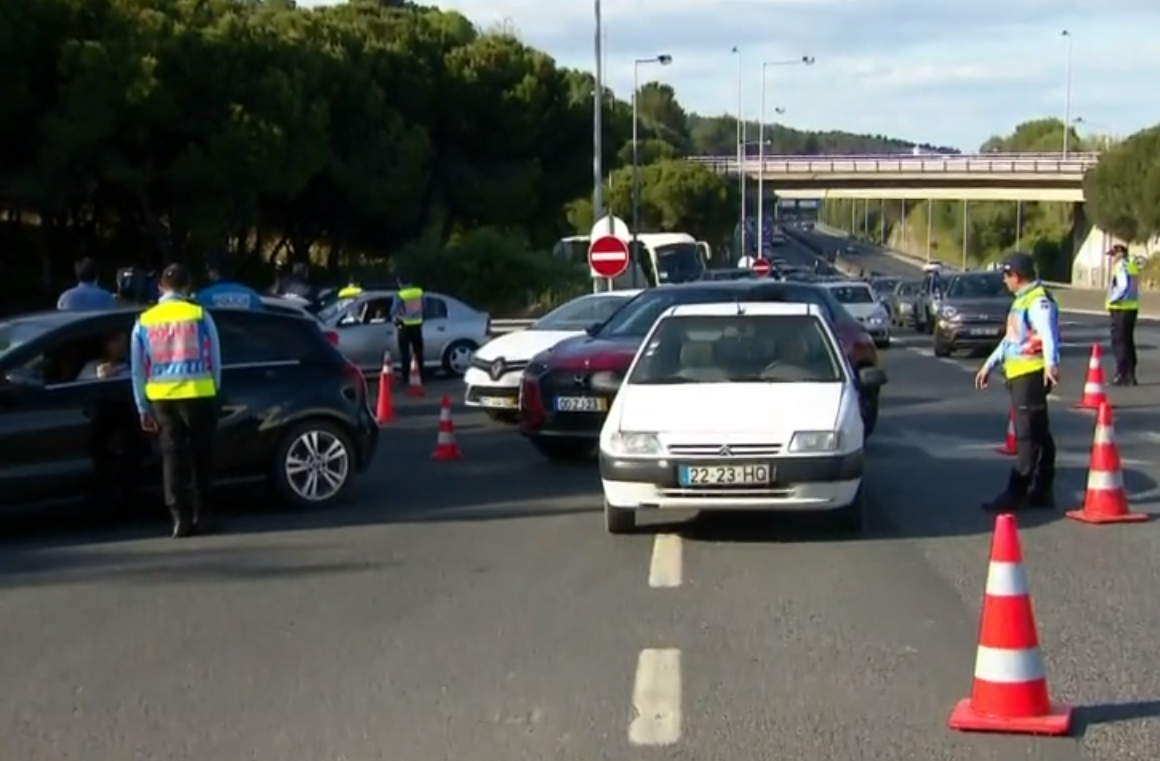 Filas gigantescas na Ponte 25 de Abril. PSP faz operações de controlo para ver quem anda na estrada