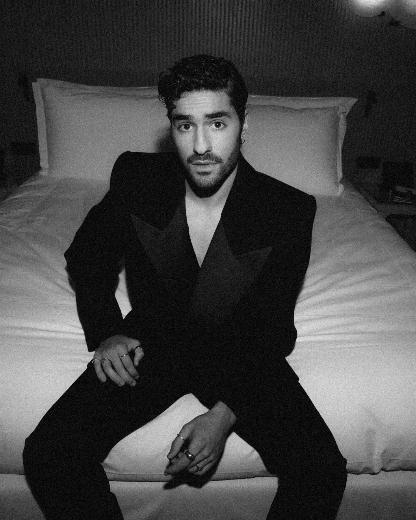 José Condessa é um poço de sensualidade na Semana da Moda de Paris. Veja as fotos