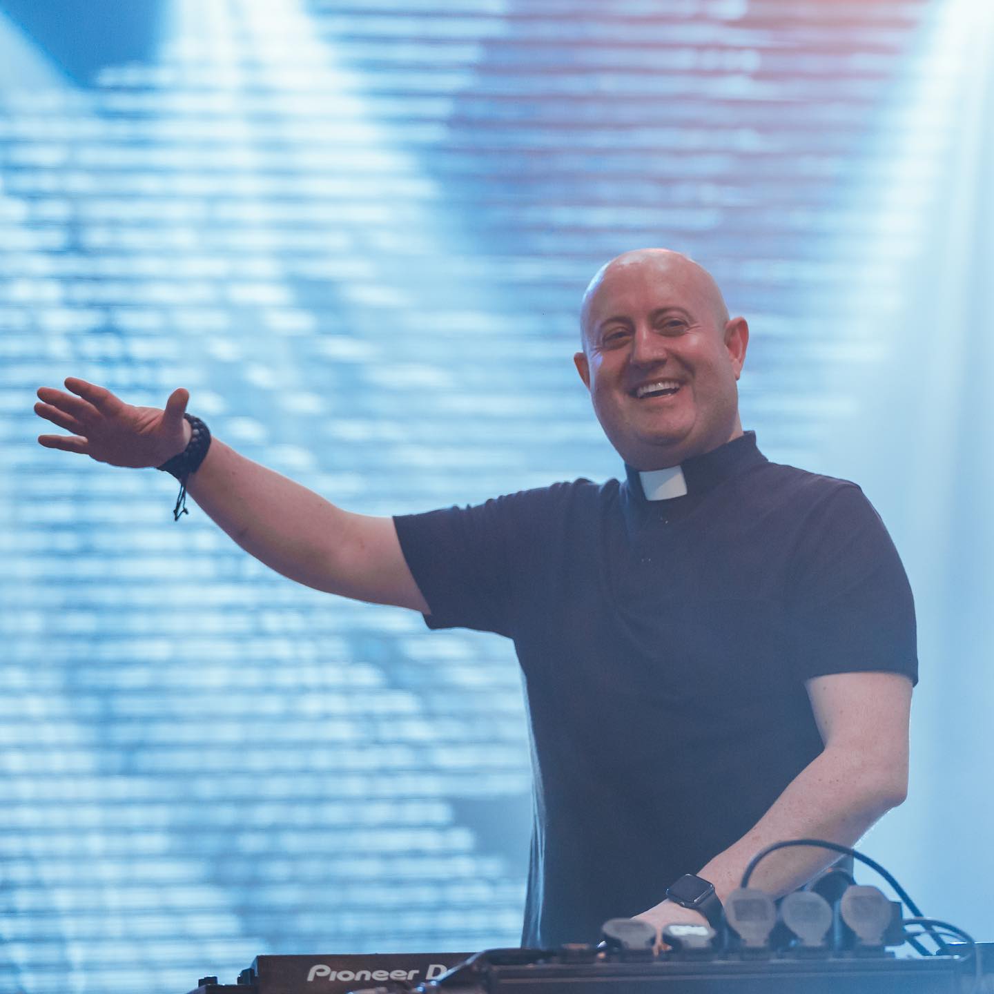 Quem é o padre DJ minhoto que deu música aos peregrinos no encerramento da Jornada Mundial da Juventude