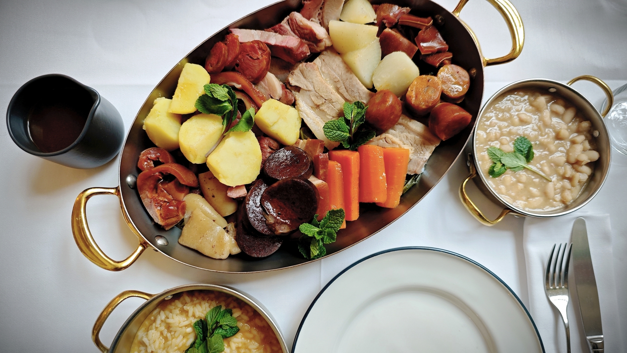 Já pode comer o cozido à portuguesa do chef Avillez. Saiba quando, onde e quanto custa