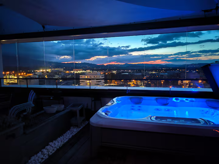 Jacuzzi privado, cinema e vista para as auroras boreais. Espreite estes 5 Airbnbs deslumbrantes na Europa