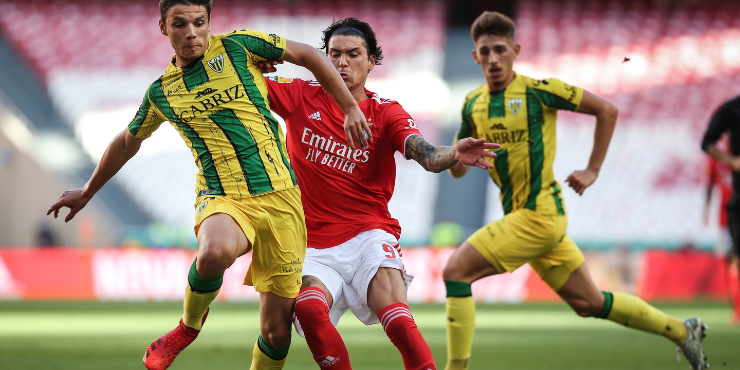 Benfica Teve Que Puxar Dos Galoes Para Vencer O Tondela E Isolar Se No Comando Da I Liga I Liga Sapo Desporto