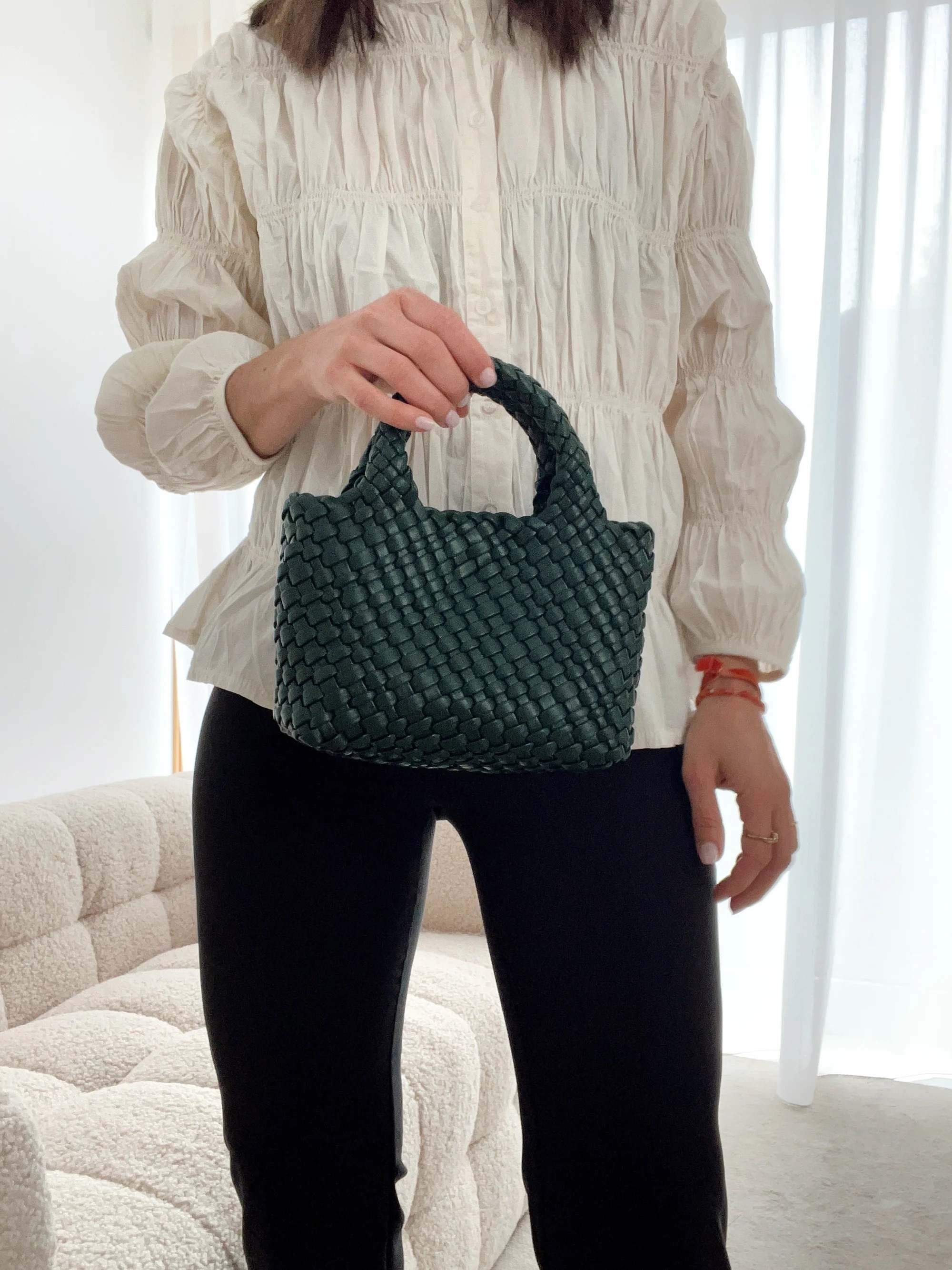 Adoramos esta mala de uma marca predileta de Madalena Abecasis. Grita luxo, mas não chega aos 50€