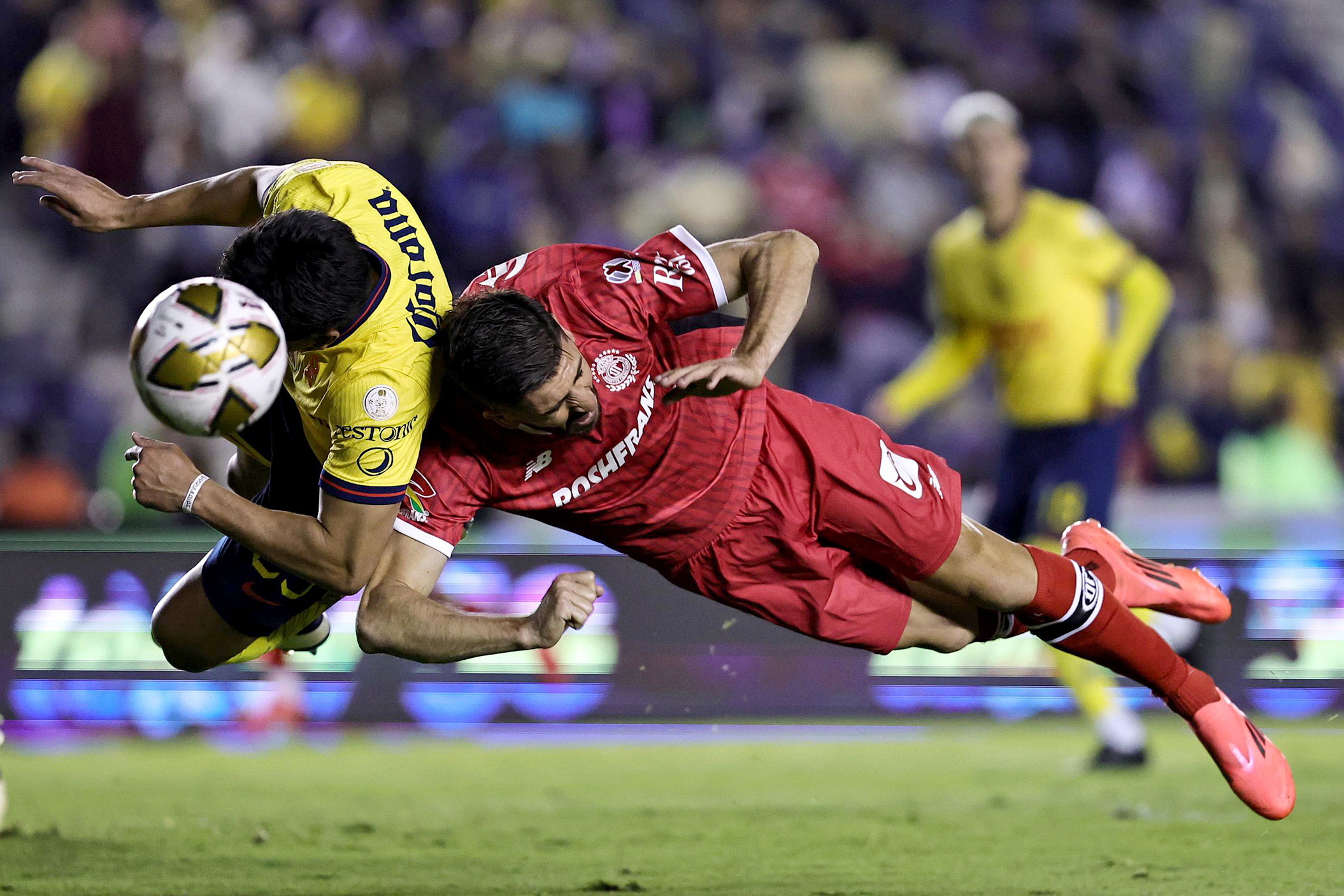 Paulinho prolonga contrato com mexicano Toluca até 2028