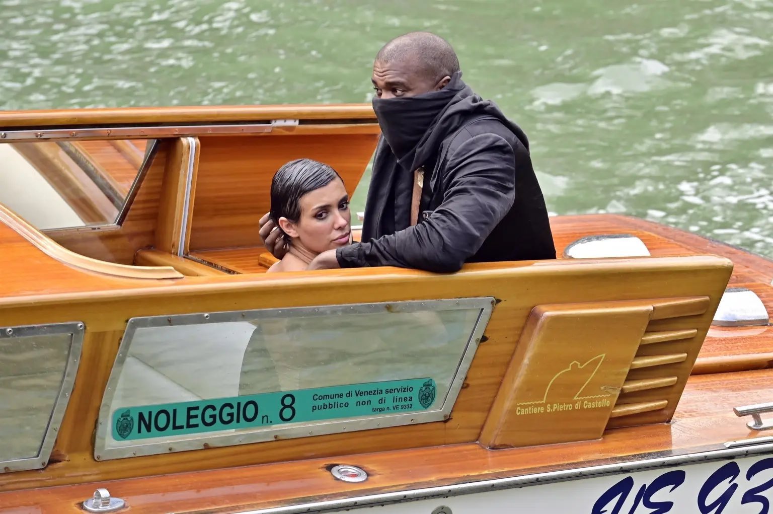 Kanye West é fotografado em Veneza a receber sexo oral num barco — e há quem peça que o artista seja responsabilizado