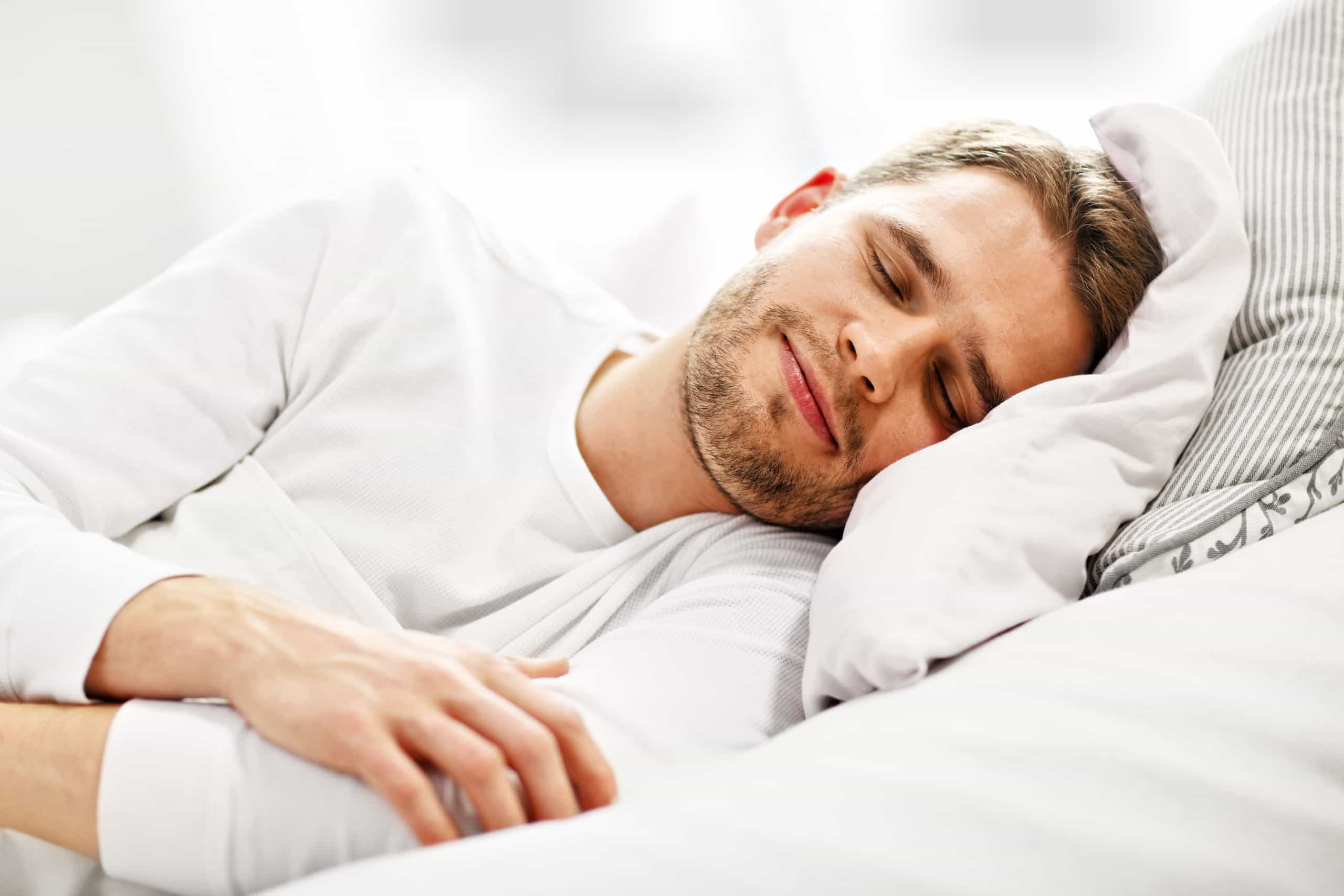 Картинка спать мужчина. Здоровый сон. Спящий человек. Счастливый спящий человек.