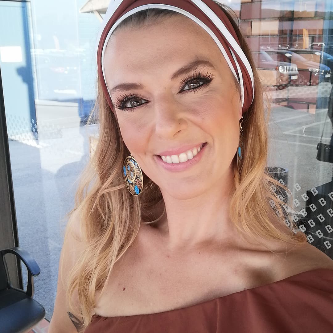 Romana recorda momento em que foi posta fora de casa pelo pai. “Só me lembro de ir pela rua abaixo”