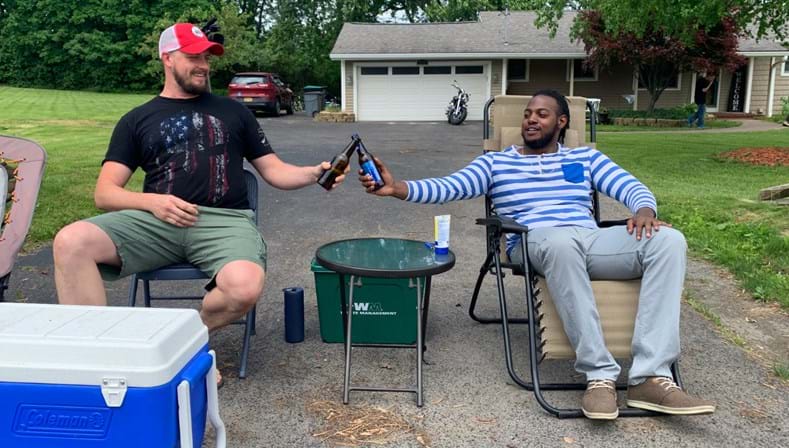 “Preto ou branco, relaxa e toma uma cerveja”. Dupla de amigos convida o bairro a sentar-se para conversar construtivamente sobre o racismo