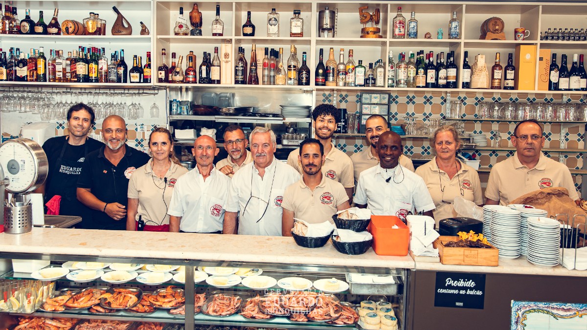Dono do Eduardo das Conquilhas fecha restaurante e paga viagem a funcionários e famílias