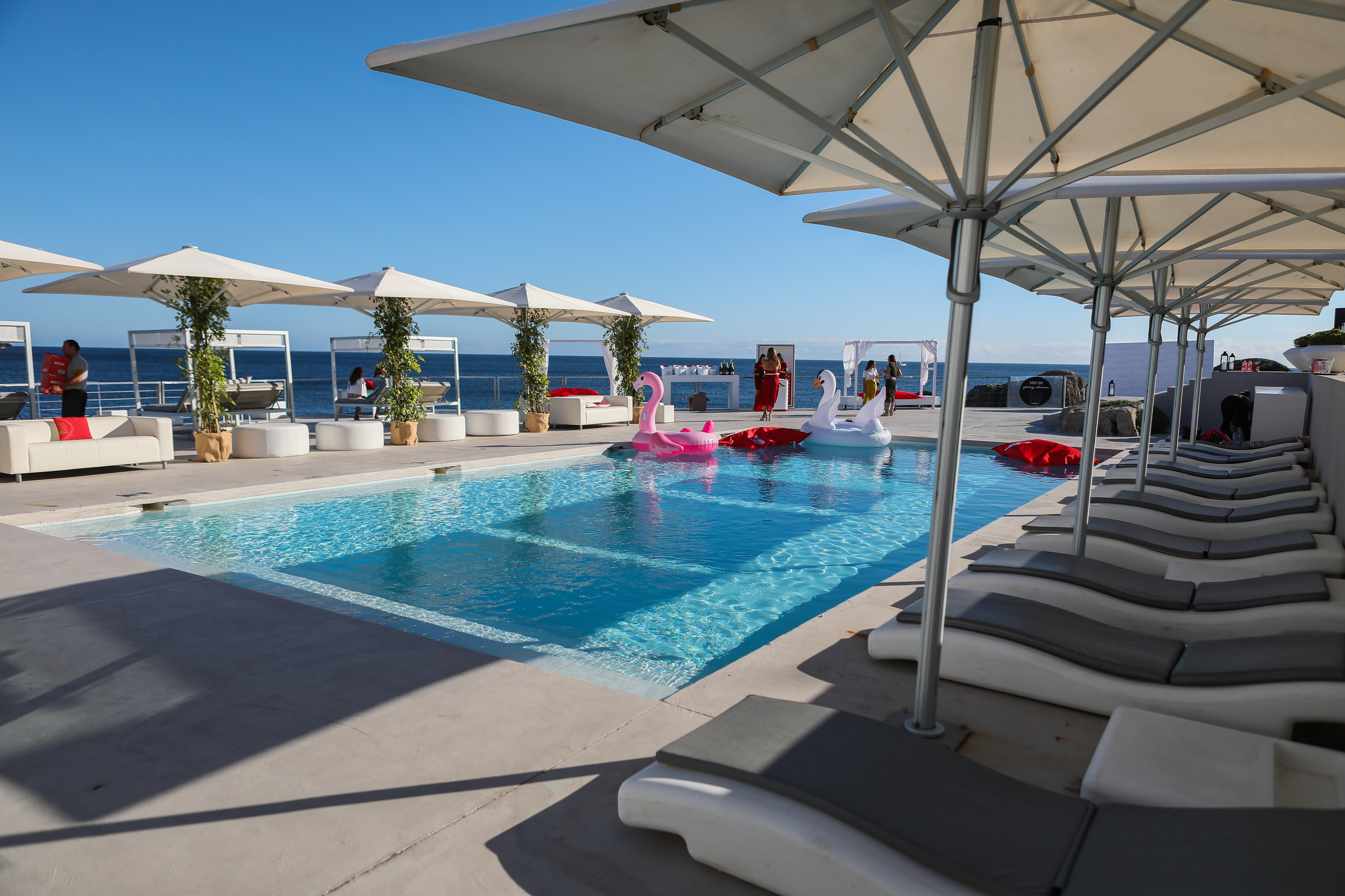 De pés na piscina e vista para o Atlântico, os sunsets do Farol Hotel, em Cascais, estão de volta. Saiba tudo