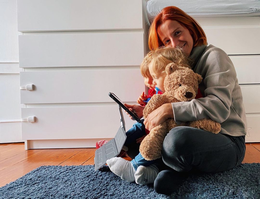 Inês Herédia recebe surpresa de amigas à porta de casa no aniversário. “Queremos envelhecer contigo”