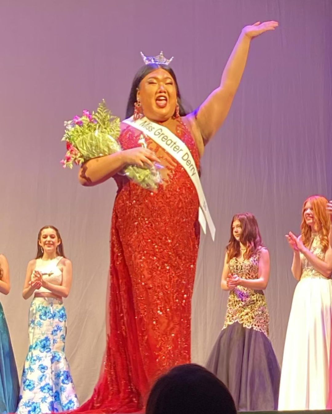 Transexual com excesso de peso vence concurso de misses. E a discussão na net explode