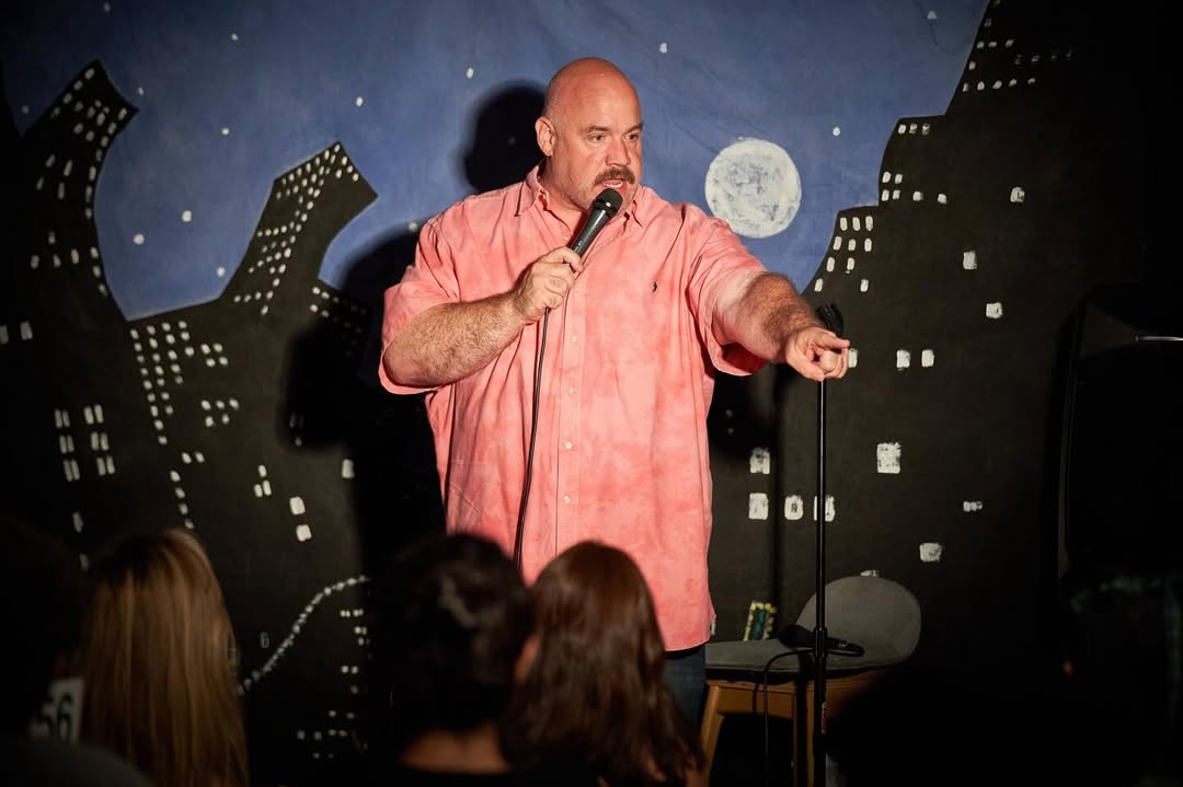 Comediante obeso foi agredido num avião por passageiro. “Deu-me uma cotovelada porque acha que sou demasiado gordo”