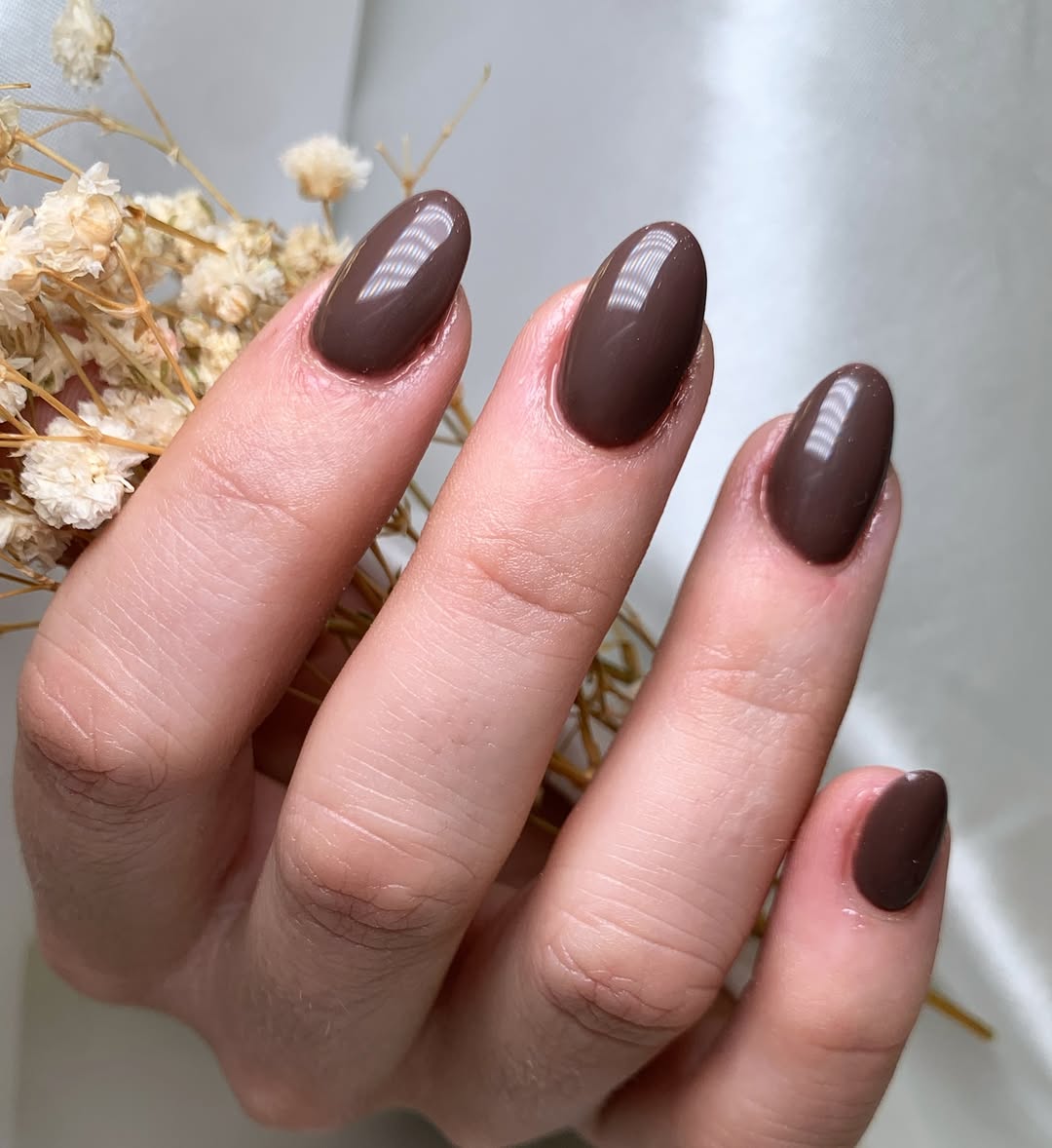 O castanho vai marcar esta estação na moda e nas unhas. Temos 8 vernizes que o comprovam