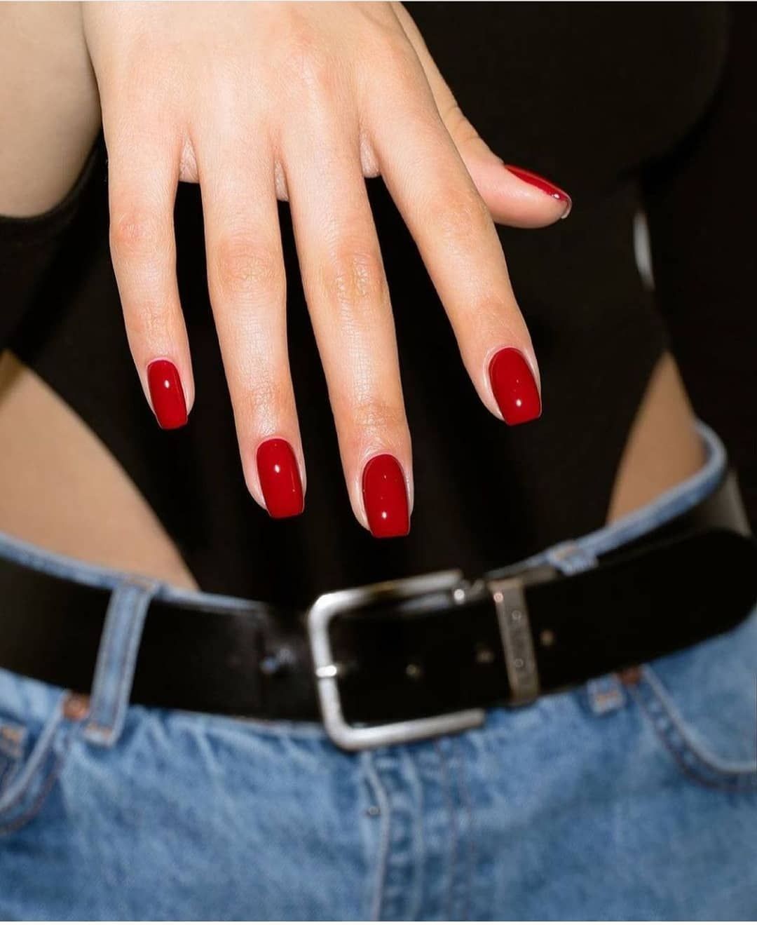 O vermelho é rei no Natal. Inspire-se nestas 20 manicures perfeitas para a quadra (e veja 13 vernizes)