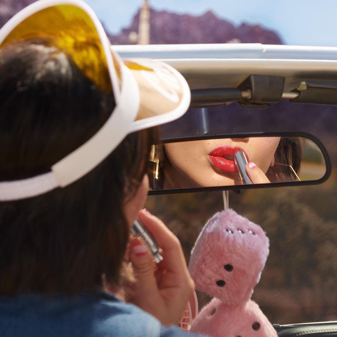 Os novos batons da Benefit são tudo o que precisa para aquele look de Verão