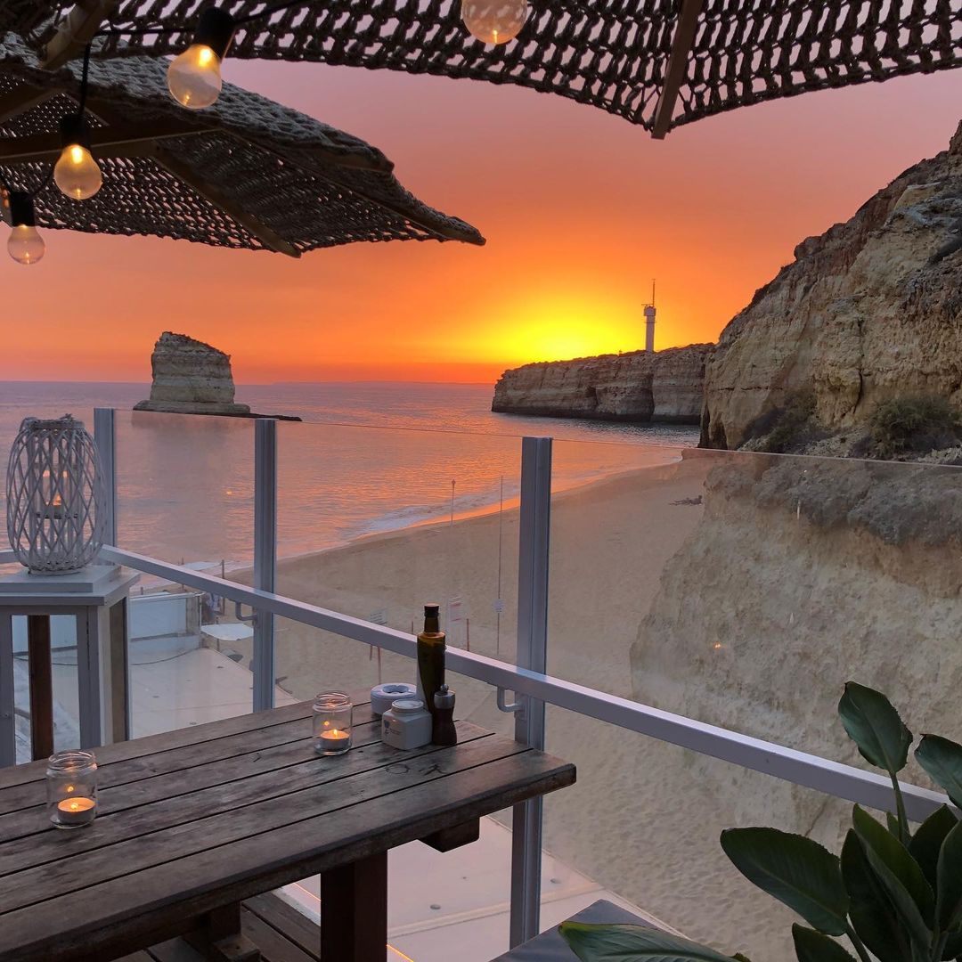 12 esplanadas de Norte a Sul onde pode comer e beber ao sabor da brisa do mar