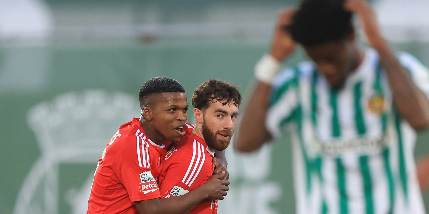 Benfica vence Rio Ave ao intervalo com golaço de Kokçu