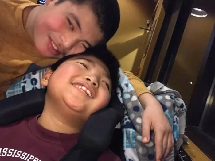 Família adota menino com cuidados especiais. Mais tarde acolhe o melhor amigo que ficou no orfanato