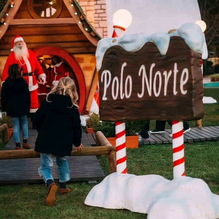 Está de volta a Vila Natal de Cascais (com direito a um comboio natalício). Saiba quando abre ao público