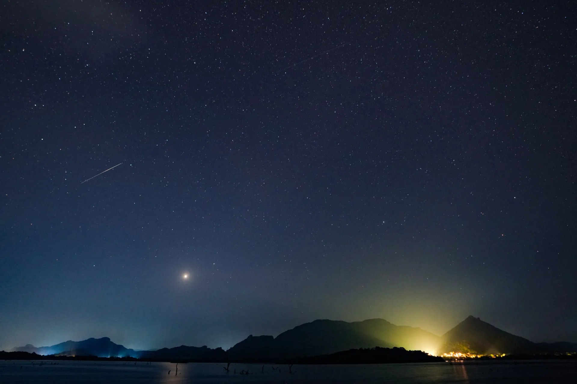 Chuva de meteoros Eta Aquáridas brilhou no céu. Veja as imagens