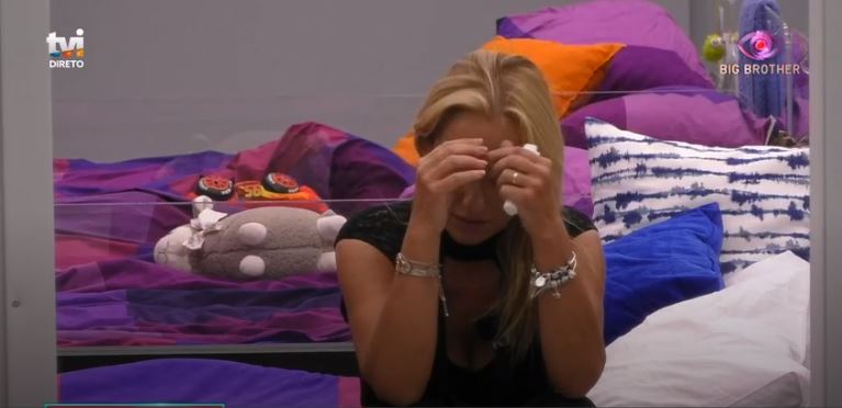 “BB2020”. Teresa enerva-se com as imagens que passam de si dentro da casa e ameaça sair