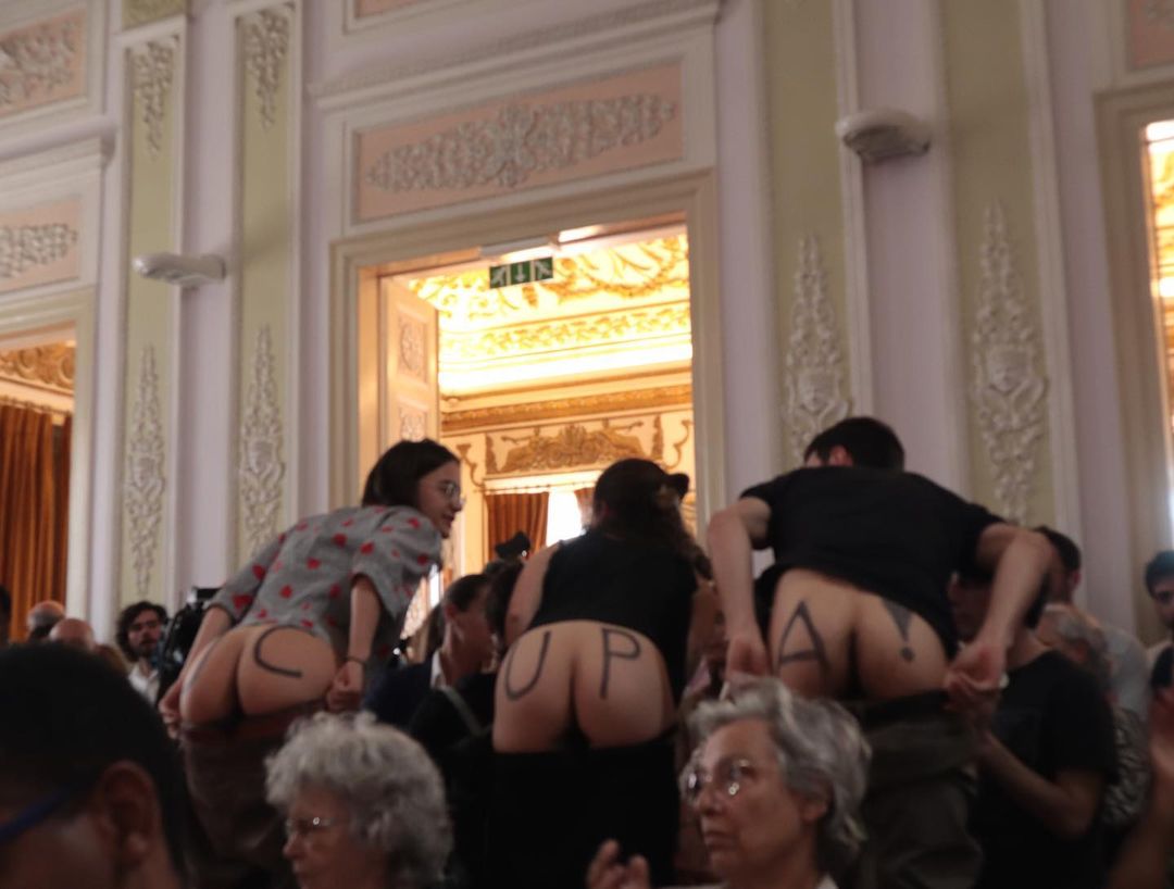 Estudantes mostram rabo nas comemorações do aniversário do PS. Forma de protesto já foi feita e tem mais de 30 anos