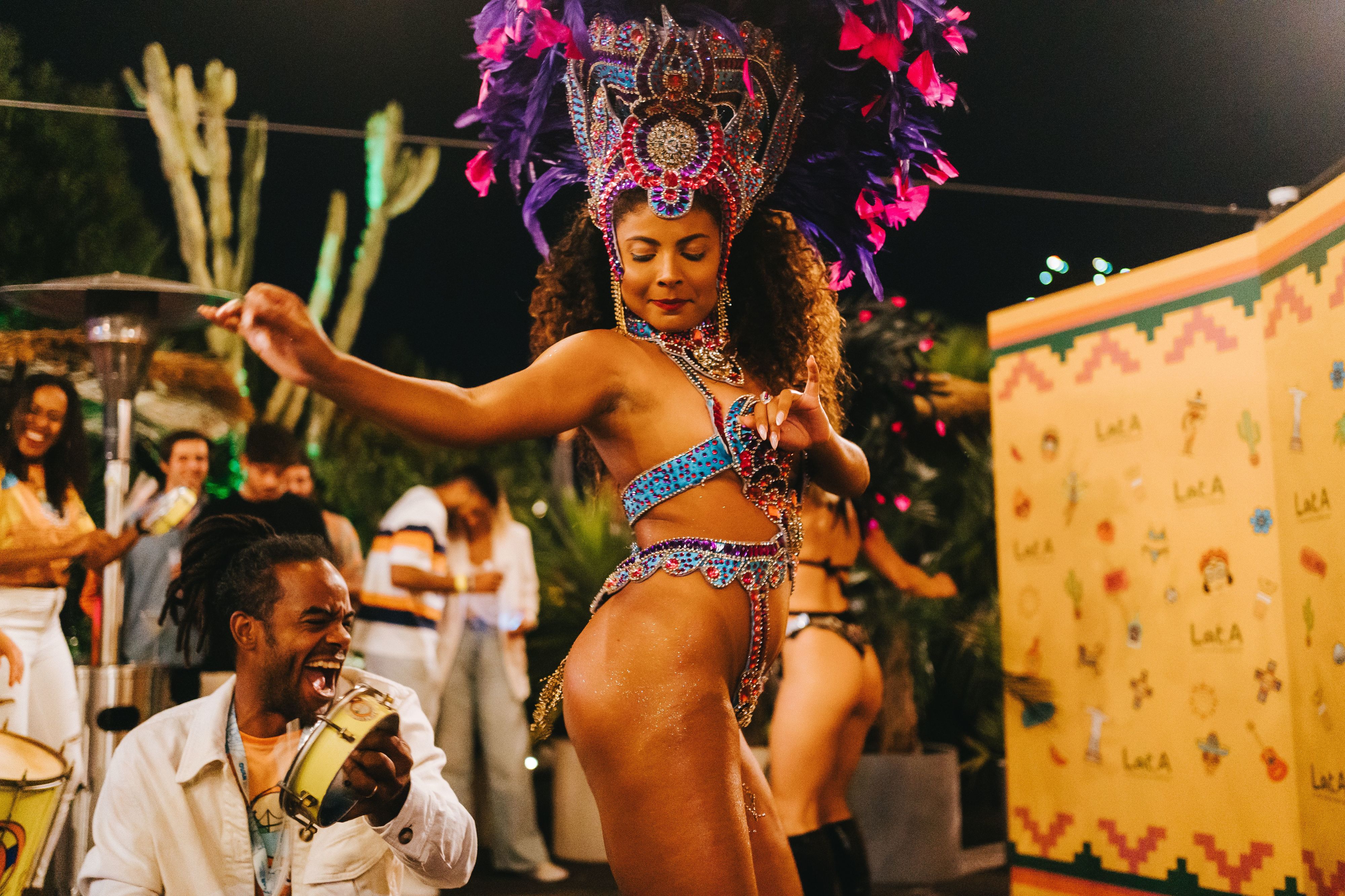 As festas vibrantes do Lat.A estão de volta para o verão, com rodas de samba, margaritas e muito mais