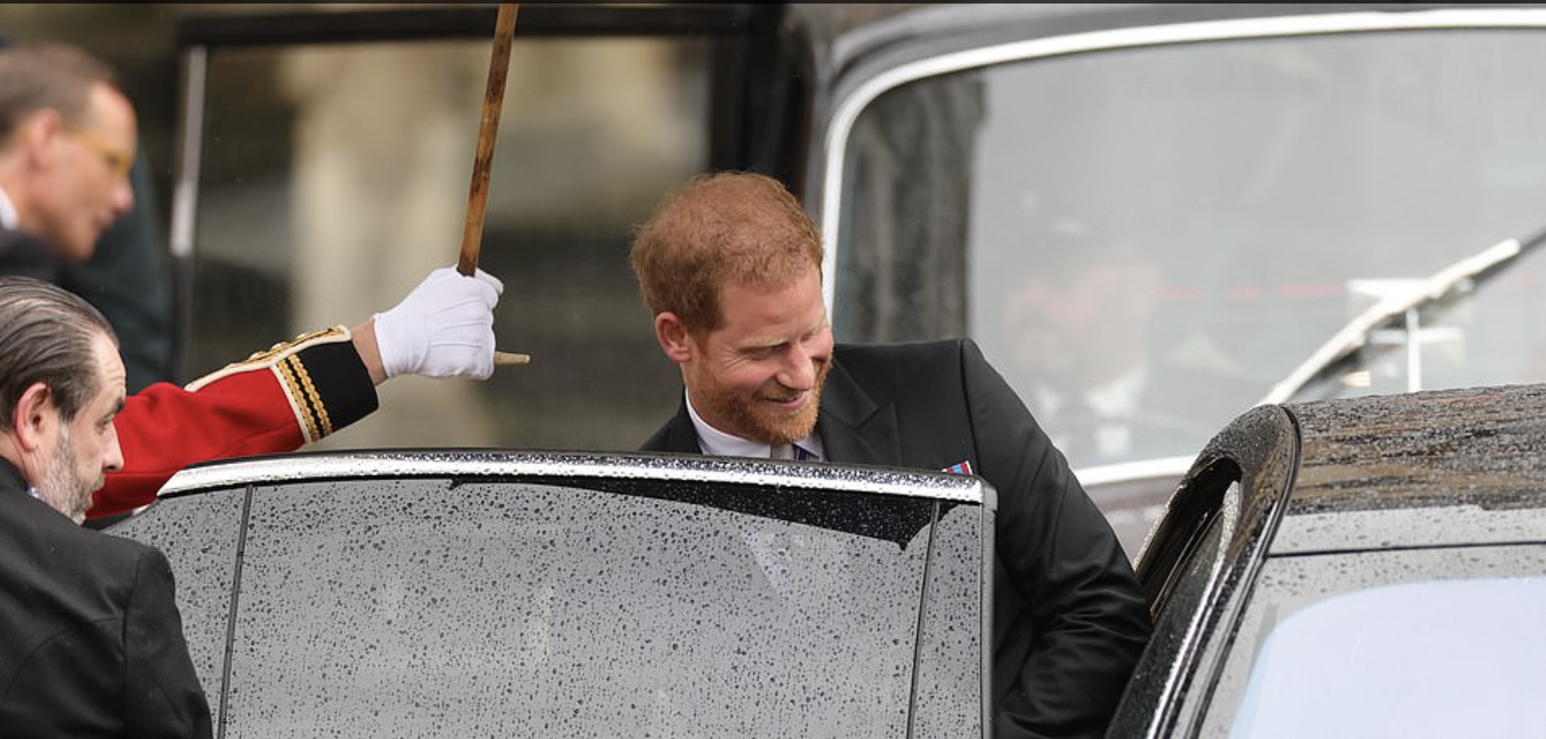 Coroação. Olá e adeus: Harry nem ficou para almoçar — uma hora depois da cerimónia já estava no aeroporto