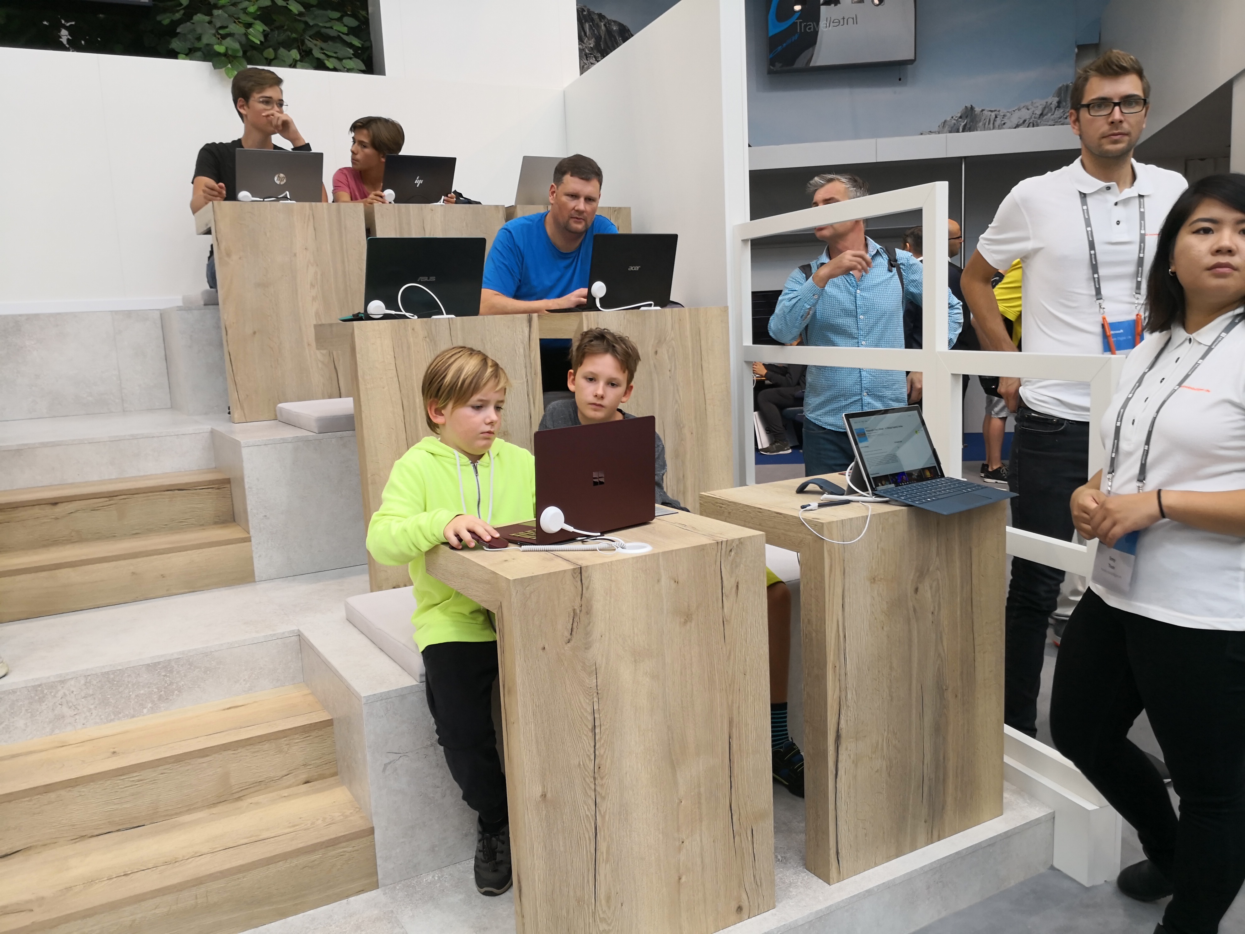 Já se sabe como foi a reação do príncipe Filipe ao noivado de Harry e Meghan Markle — e não foi boa