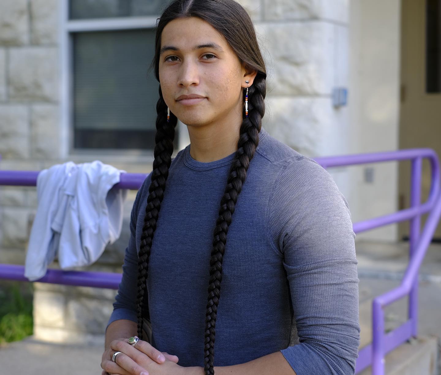 Ator de 27 anos encontrado morto. Cole Brings Plenty desapareceu depois de acusações de violência doméstica