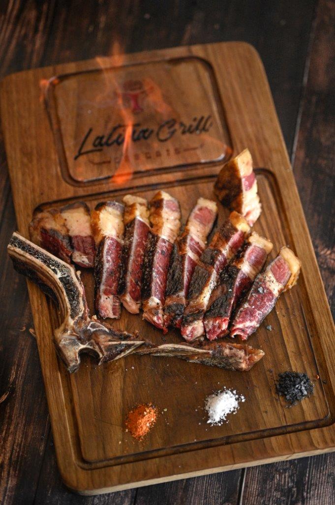 Carne de excelência e batatas fritas trufadas. Pode provar estas maravilhas no novo Latina Grill