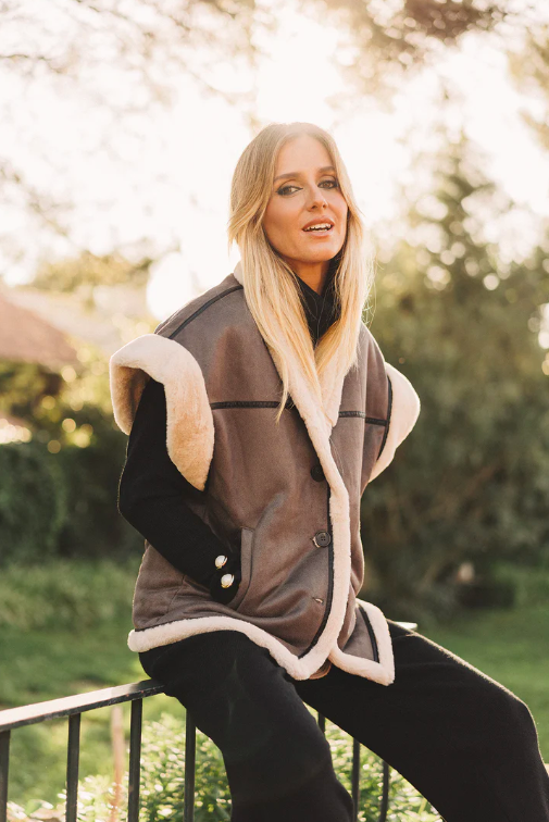 Estamos apaixonados por este colete quentinho e cheio de pinta de Madalena Abecasis