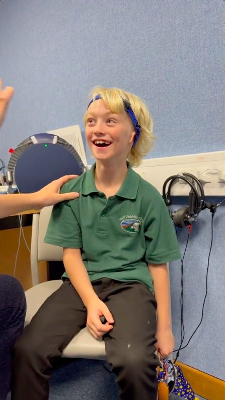 Criança surda experimenta aparelho auditivo e ouve pela primeira vez. A reação é incrível (veja o vídeo)